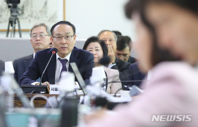 【서울=뉴시스】전신 기자 = 오세정 서울대 총장이 10일 서울 관악구 서울대학교에서 열린 국회 교육위원회 국정감사에서 의원들의 질의에 답변하고 있다. 2019.10.10. photo1006@newsis.com