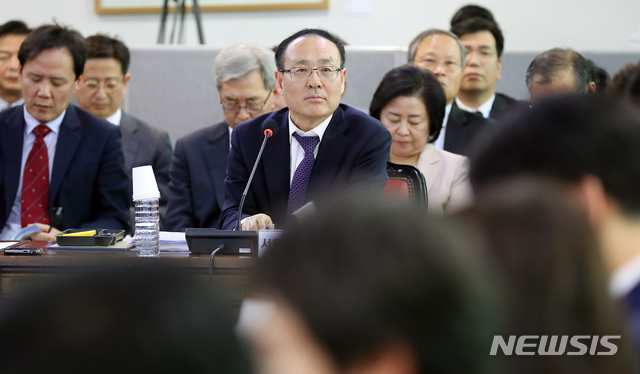 【서울=뉴시스】전신 기자 = 오세정 서울대 총장이 10일 서울 관악구 서울대학교에서 열린 국회 교육위원회 국정감사에서 의원들의 질의를 듣고 있다. 2019.10.10. photo1006@newsis.com