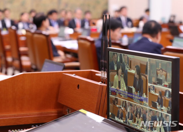 【서울=뉴시스】김명원 기자 = 10일 오후 서울 여의도 국회 문화체육관광위원회에서 열린 문화체육관광부 공공기관 및 유관기관(사행산업통합감독위원회, 한국관광공사, 그랜드코리아레저(주), 한국문화정보원, 한국문화관광연구원, 세종학당재단, 국립박물관문화재단, 한국도박문제관리센터, 한국문화원연합회 국정감사에서 인터넷 방송 생중계가 되고 있다. 2019.10.10.&nbsp; kmx1105@newsis.com