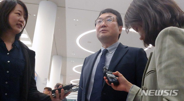 【인천공항=뉴시스】홍찬선 기자 = 이도훈 외교부 한반도평화교섭본부장이 10일 오후 미국 방문 일정을 마치고 인천공항에 귀국해 기자들의 질문에 답하고 있다. 이 본부장은 이달 초 스웨덴에서 열렸던 북미간 실무협상이 성과없이 끝나자 지난 7일 미국을 방문해 스티브 비건 미 국무부 대북특별대표와 다키자키 시게키 일본 외무성 아시아대양주국장과 협력방안을 논의했다. 2019.10.10. mania@newsis.com