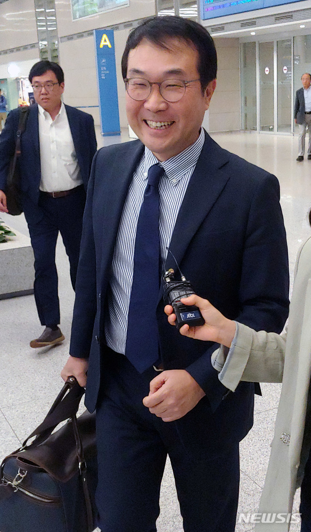 【인천공항=뉴시스】홍찬선 기자 = 이도훈 외교부 한반도평화교섭본부장이 10일 오후 미국 방문 일정을 마치고 인천공항에 귀국해 기자들의 질문에 답하고 있다. 이 본부장은 이달 초 스웨덴에서 열렸던 북미간 실무협상이 성과없이 끝나자 지난 7일 미국을 방문해 스티브 비건 미 국무부 대북특별대표와 다키자키 시게키 일본 외무성 아시아대양주국장과 협력방안을 논의했다. 2019.10.10. mania@newsis.com