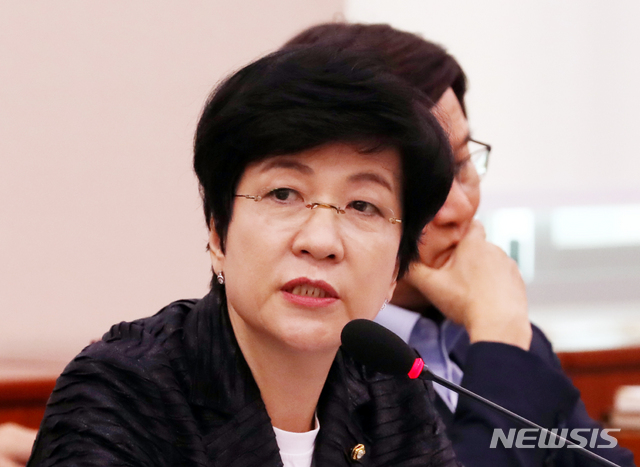 【서울=뉴시스】김명원 기자 = 10일 오후 서울 여의도 국회 문화체육관광위원회에서 열린 문화체육관광부 공공기관 및 유관기관(사행산업통합감독위원회, 한국관광공사, 그랜드코리아레저(주), 한국문화정보원, 한국문화관광연구원, 세종학당재단, 국립박물관문화재단, 한국도박문제관리센터, 한국문화원연합회 국정감사에서 김영주 더불어민주당 의원이 질의하고 있다. 2019.10.10. kmx1105@newsis.com