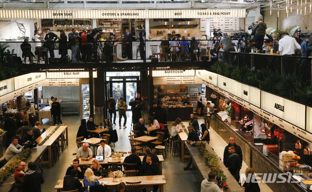 【키예프=AP/뉴시스】볼로디미르 젤렌스키 우크라이나 대통령이 10일(현지시간) 우크라이나 수도 키예프의 한 푸드코트에서 온종일 '마라톤 기자 간담회'를 열고 기자들과 얘기하고 있다. 젤렌스키 대통령은 간담회에서 지난 7월 도널드 트럼프 미국 대통령과의 전화 통화 중 조 바이든 전 미국 부통령에 관한 그 어떤 압박도 받지 않았다고 밝혔다. 2019.10.10.