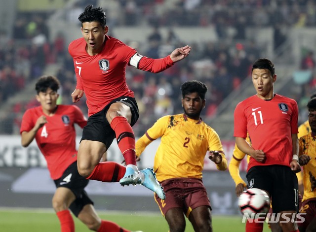 【화성=뉴시스】최진석 기자 = 10일 경기 화성종합운동장에서 열린 '2022 FIFA 카타르 월드컵' 아시아 지역 2차 예선 대한민국과 스리랑카의 경기. 손흥민이 슛을 시도하고 있다. 2019.10.10.myjs@newsis.com