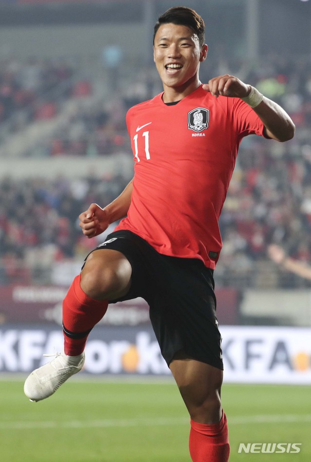 【화성=뉴시스】최진석 기자 = 10일 경기 화성종합운동장에서 열린 '2022 FIFA 카타르 월드컵' 아시아 지역 2차 예선 대한민국과 스리랑카의 경기. 황희찬이 골을 넣은 뒤 기뻐하고 있다. 2019.10.10.myjs@newsis.com