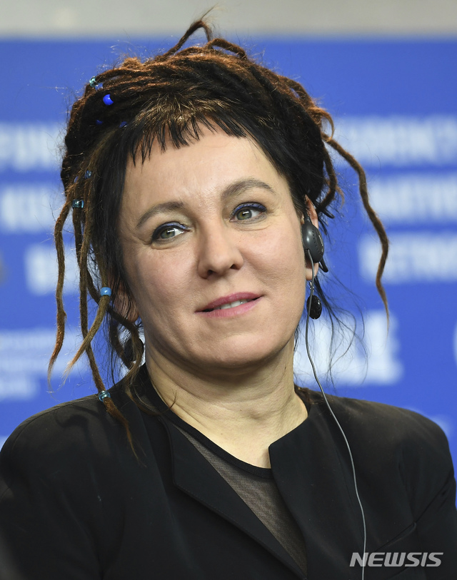 【베를린=AP/뉴시스】2018년 제118회 노벨문학상을 수상한 폴란드 작가 올가 토카르추크(Olga Tokarczuk spkas). 2017년 2월 12일 독일 베를린에서 기자회견을 하는 모습. 스웨덴 아카데미를 뒤흔들었던 성추행 의혹으로 2018년 노벨 문학상이 연기된 뒤, 2019년 10월 10일, 올가 토카르추크가 2018년 노벨 문학상 수상자로 선정, 발표됐다. 2019.10.10.