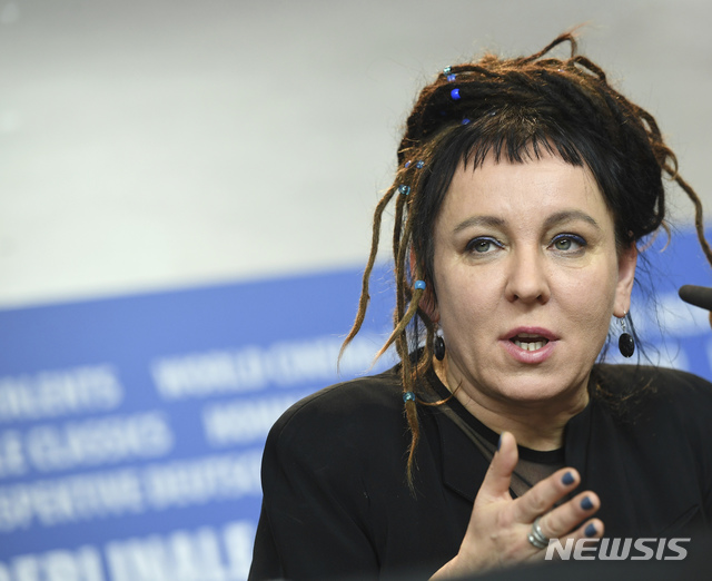 【베를린=AP/뉴시스】2018년 제118회 노벨문학상을 수상한 폴란드 작가 올가 토카르추크(Olga Tokarczuk spkas). 2017년 2월 12일 독일 베를린에서 기자회견을 하는 모습. 스웨덴 아카데미를 뒤흔들었던 성추행 의혹으로 2018년 노벨 문학상이 연기된 뒤, 2019년 10월 10일, 올가 토카르추크가 2018년 노벨 문학상 수상자로 선정, 발표됐다. 2019.10.10.