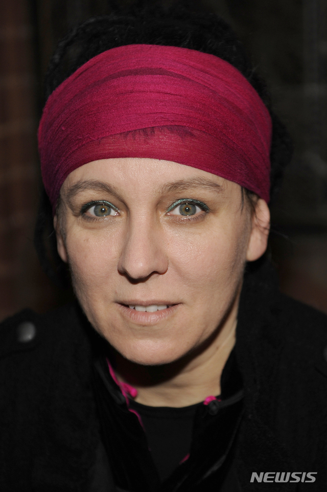 【=AP/뉴시스】2018년 제118회 노벨문학상 수상자에 선정된 폴란드 작가 올가 토카르추크. 2017년 3월 15일 올가 토카르추크가 독일 쾰른에서 열린 예배에 참석하고 있다. 스웨덴 아카데미를 뒤흔들었던 성추행 의혹으로 2018년 노벨 문학상이 연기된 뒤, 2019년 10월 10일, 올가 토카르추크를 2018년 노벨 문학상 수상자로 선정, 발표됐다. 2019.10.10.