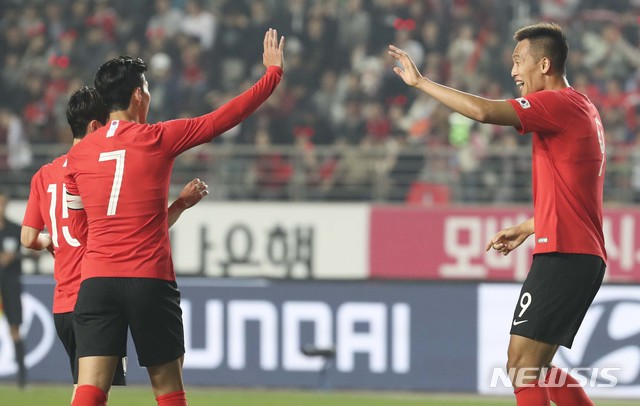 【화성=뉴시스】최진석 기자 = 10일 경기 화성종합운동장에서 열린 '2022 FIFA 카타르 월드컵' 아시아 지역 2차 예선 대한민국과 스리랑카의 경기. 김신욱이 골을 넣은 뒤 손흥민과 기뻐하고 있다. 2019.10.10.myjs@newsis.com