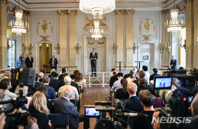 【스톡홀름=AP/뉴시스】스웨덴 아카데미 상임이사 마쓰 말름(Mats Malm)이 10일(현지시간) 스웨덴 스톡홀름에서 2018년과 2019년 노벨 문학상 수상자를 발표하고 있다. 2018년 제118회 노벨 문학상은 폴란드 작가 올가 토카르추크에게, 2019년 제119회 노벨문학상은 오스트리아 작가 페터 한트케에게 돌아갔다. 2019.10.10.