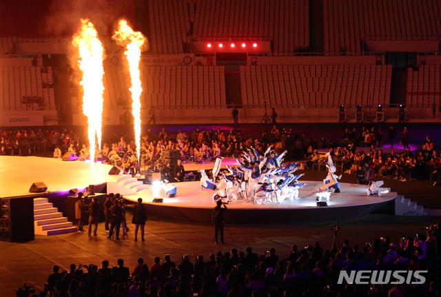 【서울=뉴시스】이윤청 기자 = 지난 10일 서울 송파구 잠실 종합운동장 올림픽 주경기장에서 열린 제100회 전국체육대회 폐회식에서 '다시, 함께 가는 길'을 주제로 한 공연이 펼쳐지고 있다. 2019.10.10. radiohead@newsis.com