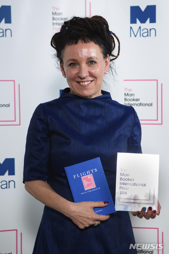 【런던=AP/뉴시스】2018년 제118회 노벨문학상을 수상한 폴란드 작가 올가 토카르추크. 2018년 5월 22일 자신의 책 '플라이츠(Flights)'로 2018년 맨부커상을 수상한 당시 사진. 