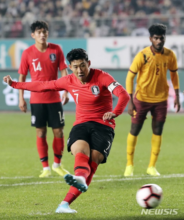 【화성=뉴시스】최진석 기자 = 10일 경기 화성종합운동장에서 열린 '2022 FIFA 카타르 월드컵' 아시아 지역 2차 예선 대한민국과 스리랑카의 경기. 손흥민이 패널티킥을 성공시키고 있다. 2019.10.10.myjs@newsis.com