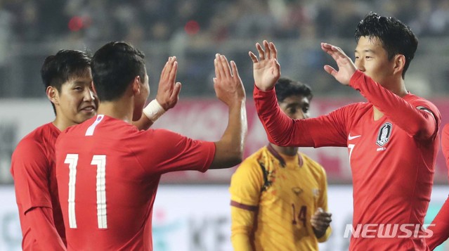 【화성=뉴시스】최진석 기자 = 10일 경기 화성종합운동장에서 열린 '2022 FIFA 카타르 월드컵' 아시아 지역 2차 예선 대한민국과 스리랑카의 경기. 손흥민이 패널티킥을 성공시킨 뒤 황희찬과 기뻐하고 있다. 2019.10.10.myjs@newsis.com