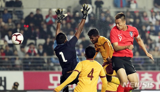 【화성=뉴시스】최진석 기자 = 10일 경기 화성종합운동장에서 열린 '2022 FIFA 카타르 월드컵' 아시아 지역 2차 예선 대한민국과 스리랑카의 경기. 김신욱이 헤더골을 넣고 있다. 2019.10.10.myjs@newsis.com