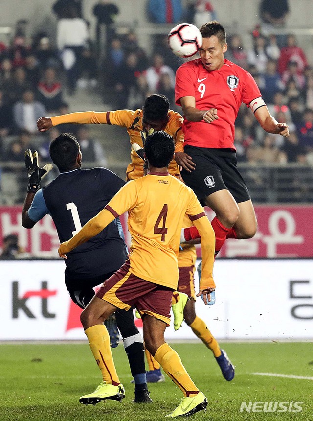 【화성=뉴시스】최진석 기자 = 10일 경기 화성종합운동장에서 열린 '2022 FIFA 카타르 월드컵' 아시아 지역 2차 예선 대한민국과 스리랑카의 경기. 김신욱이 헤더골을 넣고 있다. 2019.10.10.myjs@newsis.com