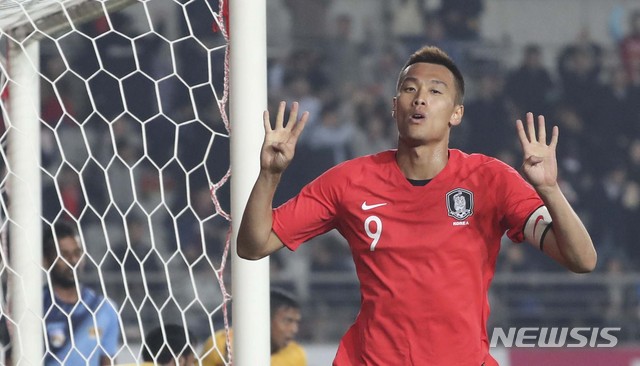 【화성=뉴시스】최진석 기자 = 10일 경기 화성종합운동장에서 열린 '2022 FIFA 카타르 월드컵' 아시아 지역 2차 예선 대한민국과 스리랑카의 경기. 김신욱이 헤더골을 넣은 뒤 기뻐하고 있다. 2019.10.10.myjs@newsis.com