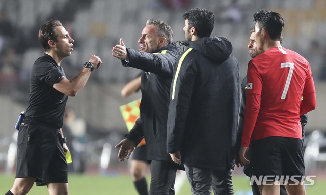 【화성=뉴시스】최진석 기자 = 10일 경기 화성종합운동장에서 열린 '2022 FIFA 카타르 월드컵' 아시아 지역 2차 예선 대한민국과 스리랑카의 경기. 손흥민이 교체 과정에서 옐로카드를 받자 파울루 벤투 감독이 주심에게 항의하고 있다. 2019.10.10.myjs@newsis.com