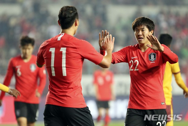 【화성=뉴시스】최진석 기자 = 10일 경기 화성종합운동장에서 열린 '2022 FIFA 카타르 월드컵' 아시아 지역 2차 예선 대한민국과 스리랑카의 경기. 권창훈이 득점 뒤 황희찬과 기뻐하고 있다. 2019.10.10. myjs@newsis.com
