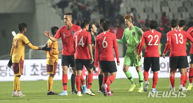【화성=뉴시스】최진석 기자 = 10일 경기 화성종합운동장에서 열린 '2022 FIFA 카타르 월드컵' 아시아 지역 2차 예선 대한민국과 스리랑카의 경기에서 8대0으로 대승을 거둔 대한민국 대표팀 선수들이 스리랑카 선수들과 인사를 나누고 있다. 2019.10.10.myjs@newsis.com