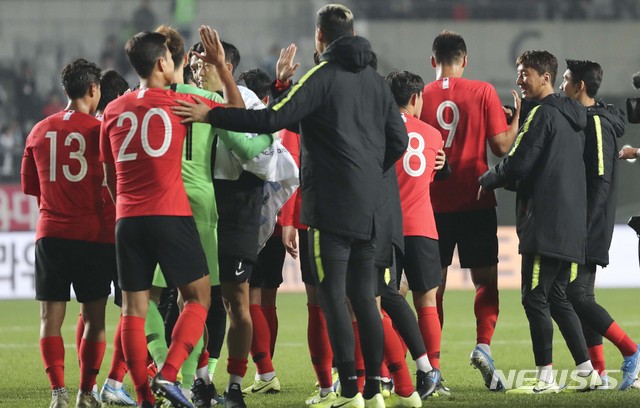 【화성=뉴시스】최진석 기자 = 10일 경기 화성종합운동장에서 열린 '2022 FIFA 카타르 월드컵' 아시아 지역 2차 예선 대한민국과 스리랑카의 경기에서 8대0으로 대승을 거둔 대한민국 대표팀 선수들 승리를 자축하고 있다. 2019.10.10. myjs@newsis.com