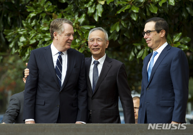 미국과 중국간 고위급 무역협상이 10일(현지시간) 미국 워싱턴에서 시작됐다. 사진은 협상에 앞서 언론에 인사하는 양국 고위 대표단. 왼쪽부터 로버트 라이트하이저 미국 무역대표부(USTR) 대표, 류허(劉鶴) 중국 부총리, 스티븐 므누신 미국 재무부 장관. 2019.10.11