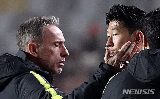 【화성=뉴시스】최진석 기자 = 10일 경기 화성종합운동장에서 열린 '2022 FIFA 카타르 월드컵' 아시아 지역 2차 예선 대한민국과 스리랑카의 경기. 손흥민이 교체아웃 된 뒤 파울루 벤투 감독의 격려를 받고 있다. 2019.10.10.myjs@newsis.com