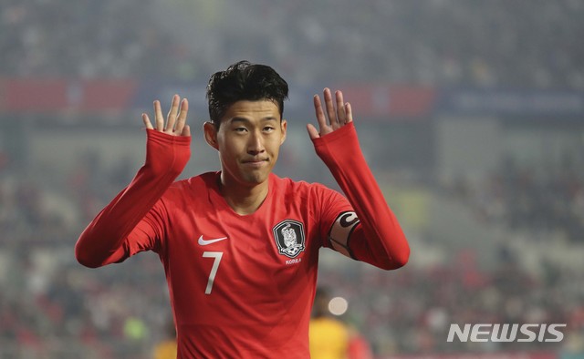 【화성=뉴시스】최진석 기자 = 10일 경기 화성종합운동장에서 열린 '2022 FIFA 카타르 월드컵' 아시아 지역 2차 예선 대한민국과 스리랑카의 경기. 손흥민의 팬들의 환호에 답하고 있다. 2019.10.10.myjs@newsis.com