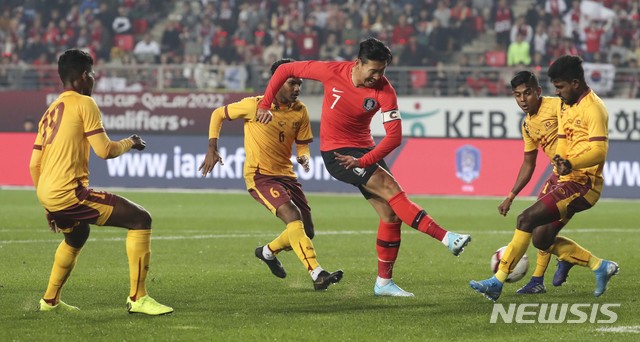 【화성=뉴시스】최진석 기자 = 10일 경기 화성종합운동장에서 열린 '2022 FIFA 카타르 월드컵' 아시아 지역 2차 예선 대한민국과 스리랑카의 경기. 손흥민이 슛을 하고 있다. 2019.10.10.myjs@newsis.com