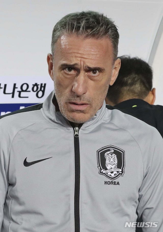【화성=뉴시스】최진석 기자 = 10일 경기 화성종합운동장에서 열린 '2022 FIFA 카타르 월드컵' 아시아 지역 2차 예선 대한민국과 스리랑카의 경기에 앞서 파울루 벤투 감독이 그라운드를 바라보고 있다. 2019.10.10.myjs@newsis.com