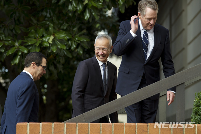 【워싱턴=AP/뉴시스】 미국과 중국간 고위급 무역협상이 10일(현지시간) 미국 워싱턴에서 시작됐다. 사진은 협상에 앞서 언론에 인사하는 양국 고위 대표단. 왼쪽부터 스티븐 므누신 미국 재무장관, 류허(劉鶴) 중국 부총리, 로버트 라이트하이저 USTR 대표. 2019.10.11 