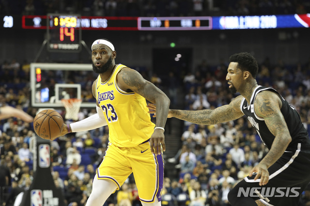 【상하이=AP/뉴시스】10일 중국 상하이에서 열린 미 프로농구(NBA) LA레이커스와 브루클린 네츠의 시범경에서 NBA 간판 스타 르브론 제임스(왼쪽·LA레이커스)가 공을 들고 있다. 2019.10.23. 