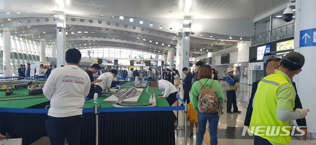 【대전=뉴시스】 김양수 기자 = 파업 첫날인 11일 오전 대전역의 모습은 차분하다. 열차 이용객들이 대전역 대합실에서 열리는 철도문화제를 체험하고 있다.2019.10.11 kys0505@newsis.com