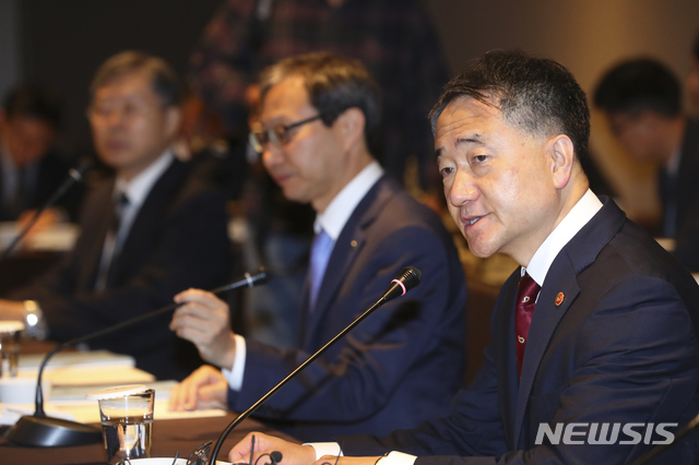 【서울=뉴시스】박능후 보건복지부 장관이 11일 오전 2019년 제7차 기금운용위원회에 참석해 모두발언을 하고 있다. 2019.10.11. (사진=보건복지부 제공) photo@newsis.com 