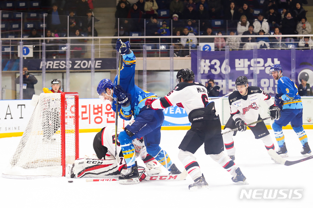 하이원(흰색 유니폼)과 HL안양의 경기 (사진=대한아이스하키협회 제공)
