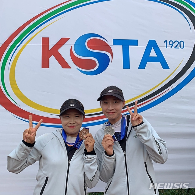 【옥천=뉴시스】100회 전국체전 정구 개인 복식에서 준우승을 차지한 옥천군청 정구팀 고은지·이수진 선수.(사진=옥천군 제공) photo@newsis.com