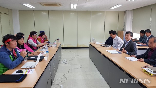 【서울=뉴시스】구무서 기자 = 교육당국과 학교비정규직연대회의가 11일 오후 서울 용산구 서울시교육청교육시설관리본부에서 교섭을 진행하고 있다. 2019.10.11. nowest@newsis.com