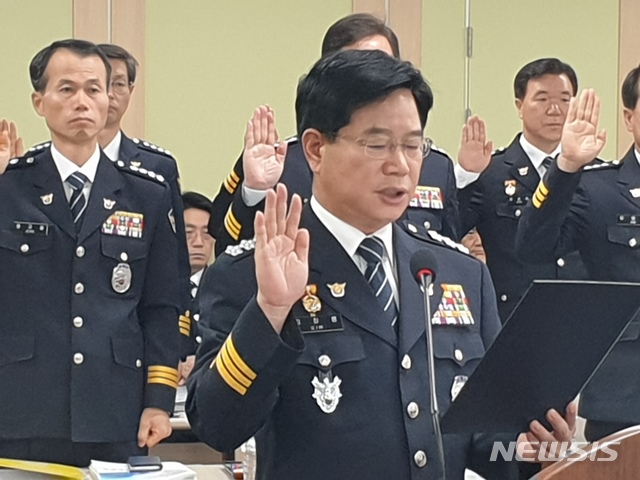 [부산=뉴시스] 제갈수만 기자 = 김창룡 부산지방경찰청장이 지난해 10월11일 오후 부산 연제구 부산지방경찰청에서 열린 '국회 행정안전위원회의 국정감사'에 참석해 증인선서를 하고 있다. 2019.10.11jgsm@newsis.com