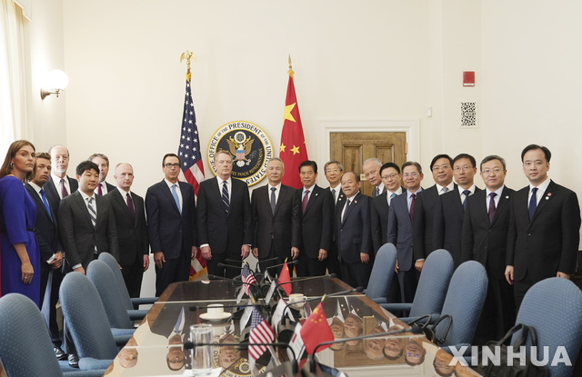 【워싱턴=신화/뉴시스】10일(현지시간) 로버트 라이트하이저 미국무역대표부(USTR) 대표와 스티븐 므누신 재무장관, 류허 중국 부총리 등 미중 고위급 무역협상에 참석한 인원들이 USTR 청사 회의실에서 단체사진을 찍고 있다. 2019.10.11