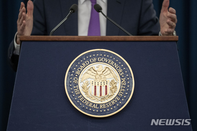  【워싱턴=AP/뉴시스】지난 1월30일 제롬 파월 미 연준 의장이 워싱턴에서 기자회견을 하고 있다. 미 연준은 10일(현지시간) 자산 규모가 7000억 달러(834조3300억원)에 미치지 못하는 지역 대형 은행들의 필요자본에 대한 규제를 완화해주는 조치를 승인했다. 이에 따라 새로운 금융위기 발생을 막기 위해 지난 2010년 도입된 도드-프랭크 법안이 크게 약화되게 됐다. 도널드 트럼프 대통령이 이 법안이 미 경제를 어렵게 만든다고 비난해왔다. 2019.10.11 