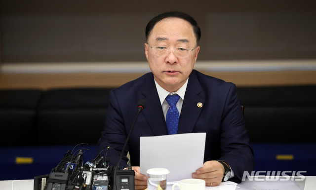 【서울=뉴시스】김선웅 기자 = 11일 오전 서울 중구 대한상공회의소에서 열린 소재·부품·장비 경쟁력위원회 출범 및 제1차 회의에서 위원장인 홍남기 경제부총리 겸 기획재정부 장관이 발언을 하고 있다. 2019.10.11. mangusta@newsis.com