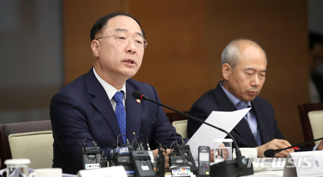 【서울=뉴시스】김선웅 기자 = 11일 오전 서울 중구 대한상공회의소에서 열린 소재·부품·장비 경쟁력위원회 출범 및 제1차 회의에서 위원장인 홍남기 경제부총리 겸 기획재정부 장관이 발언을 하고 있다. 2019.10.11.&nbsp; mangusta@newsis.com 
