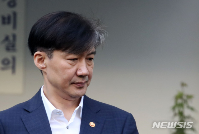 【서울=뉴시스】박미소 기자 = 조국 법무부 장관이 11일 오전 서울 서초구 자택에서 출근하고 있다. 2019.10.11. misocamera@newsis.com