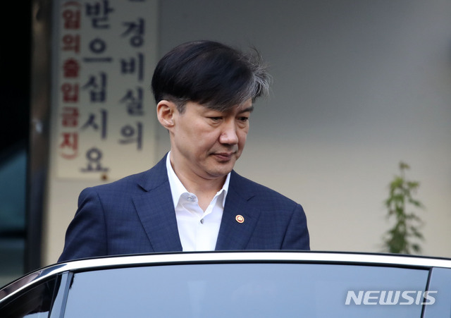 【서울=뉴시스】박미소 기자 = 조국 법무부 장관이 11일 오전 서울 서초구 자택에서 출근하고 있다. 2019.10.11.&nbsp; misocamera@newsis.com
