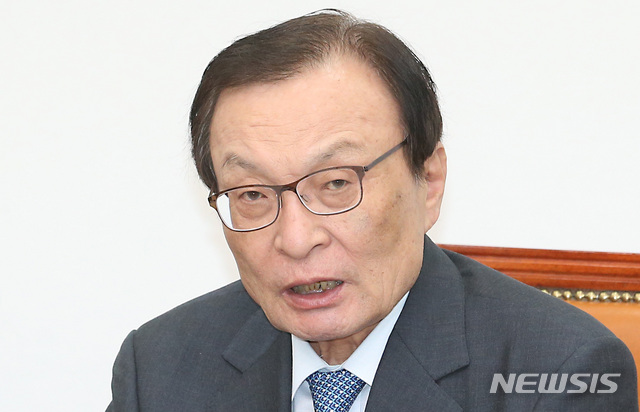 【서울=뉴시스】이종철 기자 = 11일 서울 여의도 국회에서 열린 더불어민주당 최고위원회의에서 이해찬 대표가 모두발언을 하고 있다. 2019.10.11. jc4321@newsis.com