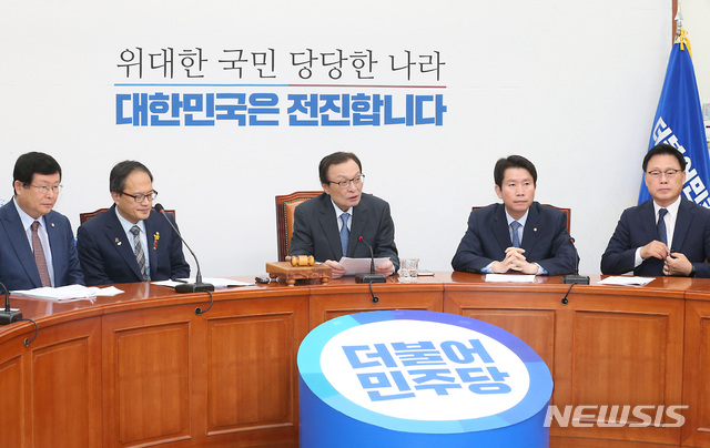 【서울=뉴시스】이종철 기자 = 11일 서울 여의도 국회에서 열린 더불어민주당 최고위원회의에서 이해찬 대표가 모두발언을 하고 있다. 2019.10.11.jc4321@newsis.com