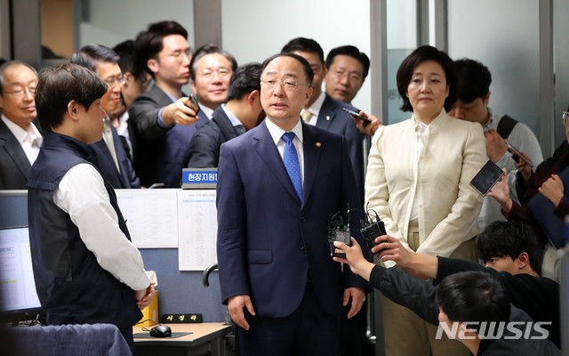【서울=뉴시스】김선웅 기자 = 홍남기 경제부총리 겸 기획재정부 장관, 박영선 중소벤처기업부 장관이 11일 오전 서울 중구 대한상공회의소 내 소재·부품 수급대응 지원센터를 방문해 직원들을 격려하고 있다. 2019.10.11.&nbsp; mangusta@newsis.com