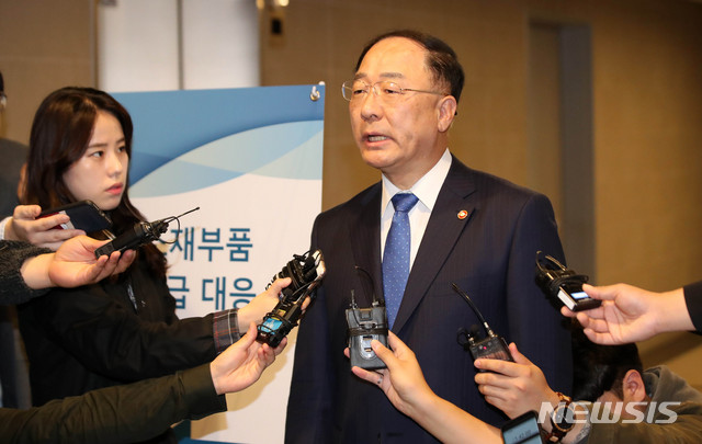 【서울=뉴시스】김선웅 기자 = 홍남기 경제부총리 겸 기획재정부 장관이 11일 오전 서울 중구 대한상공회의소 내 소재·부품 수급대응 지원센터를 방문을 마친 후 언론과 인터뷰를 하고 있다. 2019.10.11. mangusta@newsis.com