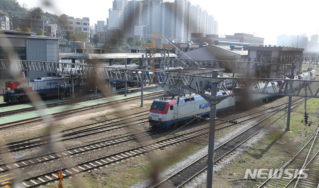 【서울=뉴시스】 박미소 기자 = 전국철도노동조합이 총파업에 돌입한 11일 오전 서울 마포구 수색 철도 차량기지에는 열차가 멈춰 서 있다. 2019.10.11.&nbsp; misocamera@newsis.com