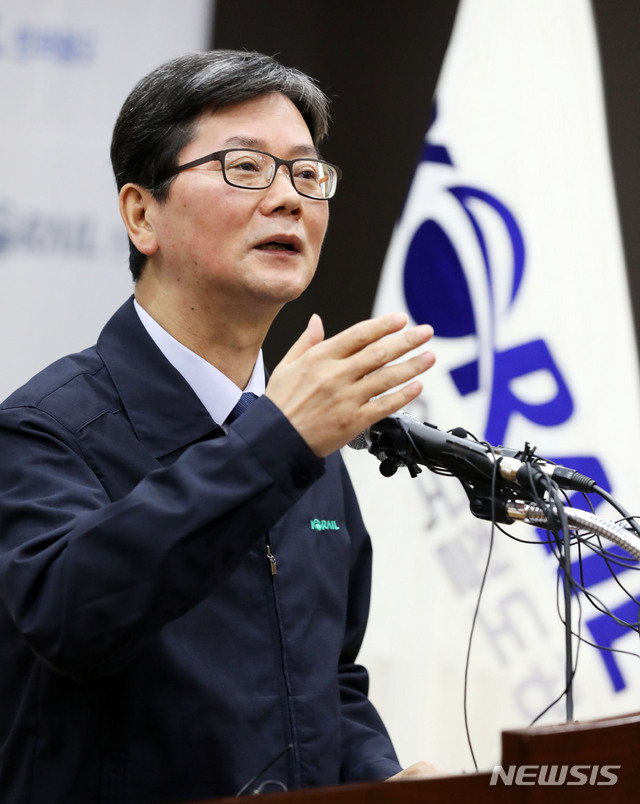 【서울=뉴시스】홍효식 기자 = 전국철도노동조합이 총파업을 돌입한 11일 오전 서울 용산구 한국철도공사 서울사옥 대강당에서 손병석 한국철도공사 사장이 대국민 사과문을 발표, 취재진 질문에 답하고 있다. 한편, 철도노조는 임금 정상화, 노동시간 단축과 4조 2교대 전환에 따른 안전인력충원, 비정규직의 직접고용과 처우개선 합의이행, 철도공공성 강화를 위한 KTX-SRT 통합 등을 요구하고 있으며, 금일 9시부터 14일 9시까지 파업에 돌입한다고 밝혔다. 2019.10.11. yesphoto@newsis.com